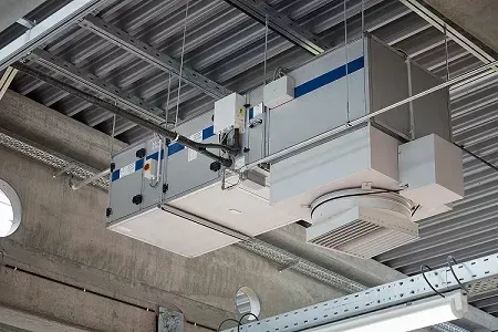 Hier ist das Kommunikationskit in der Praxis zu sehen. Angebracht am Lüftungsgerät kommuniziert es mit der VRF-Außeneinheit und ermöglicht dadurch die bedarfsgerechte Zulufttemperatur zu jeder Jahreszeit.